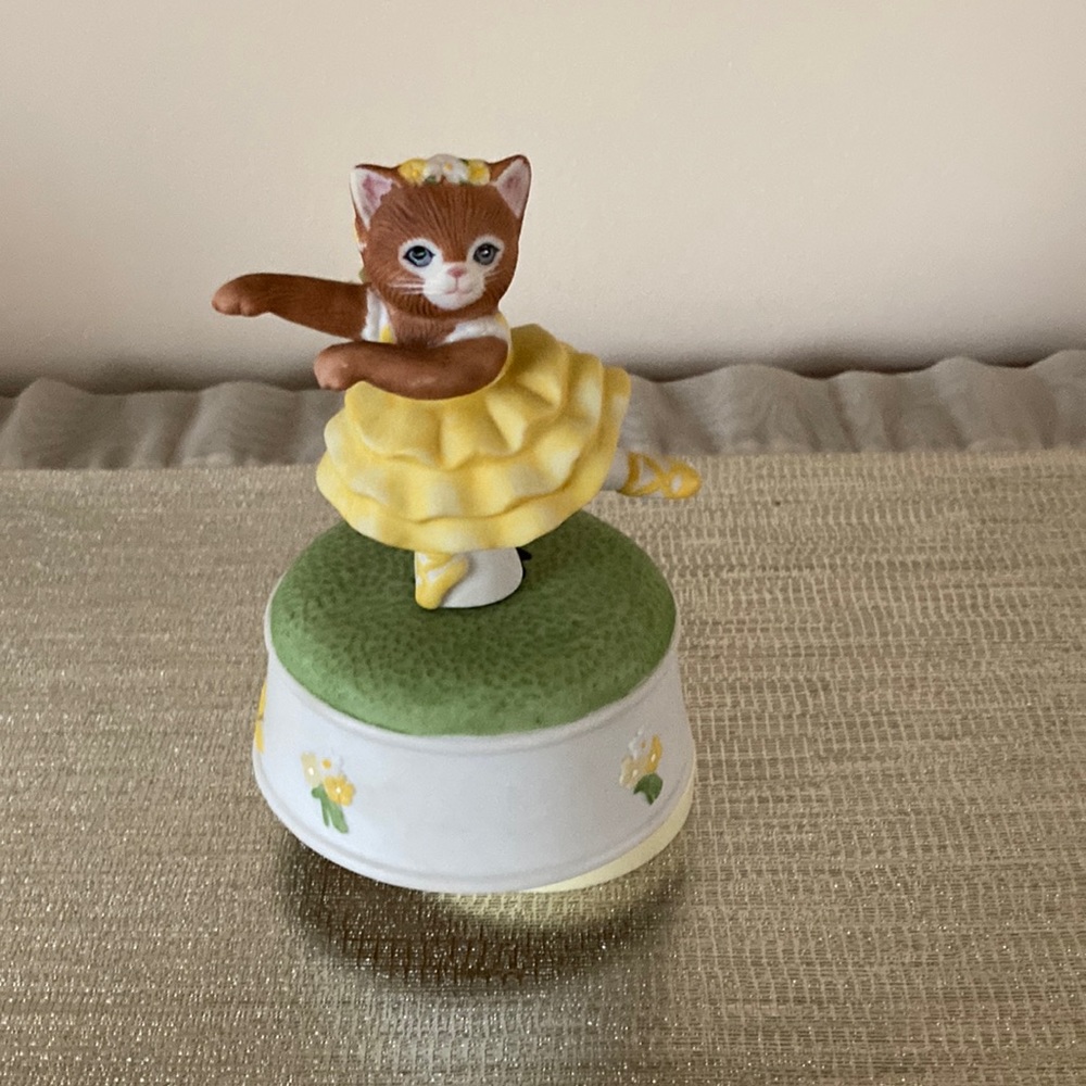 Vintage Porcelain Kitty Dance Recital Music Box